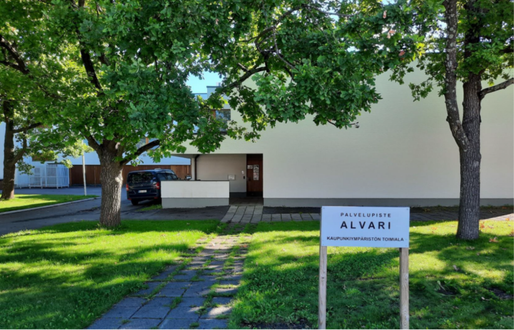 Seinäjoen kaupungintalon E-sisäänkäynti kaupunkiympäristön Palvelupiste Alvariin.