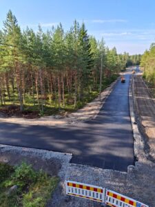 Jouppilanvuoren metsässä asfaltoidaan rullarataa.