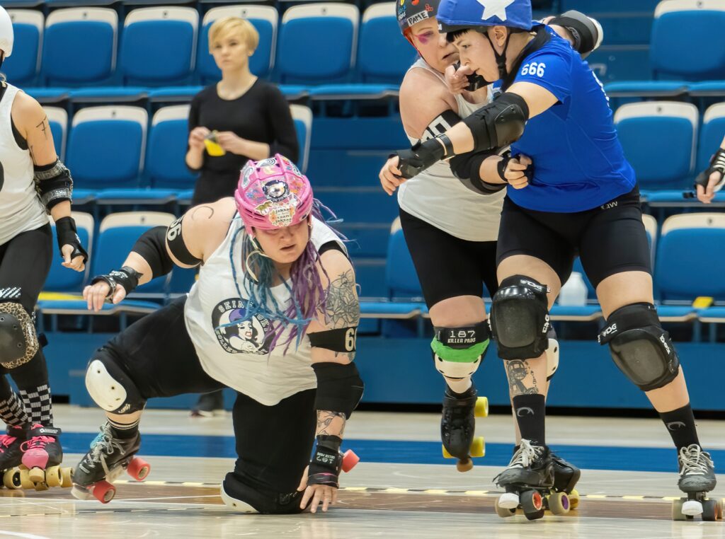 Roller derby pelaajia taistelemassa.