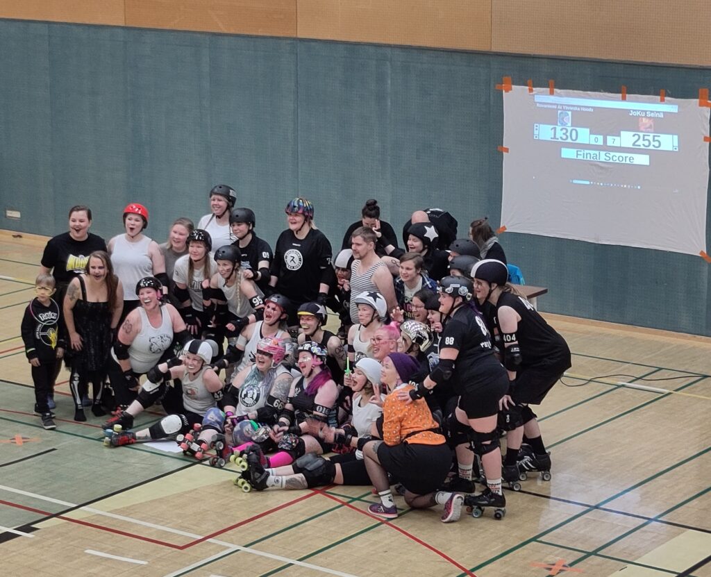 Roller derby pelaajia ryhmäkuvassa.