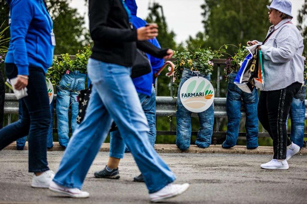 Kuvassa kävelee ihmisiä Farmari-messuilla.