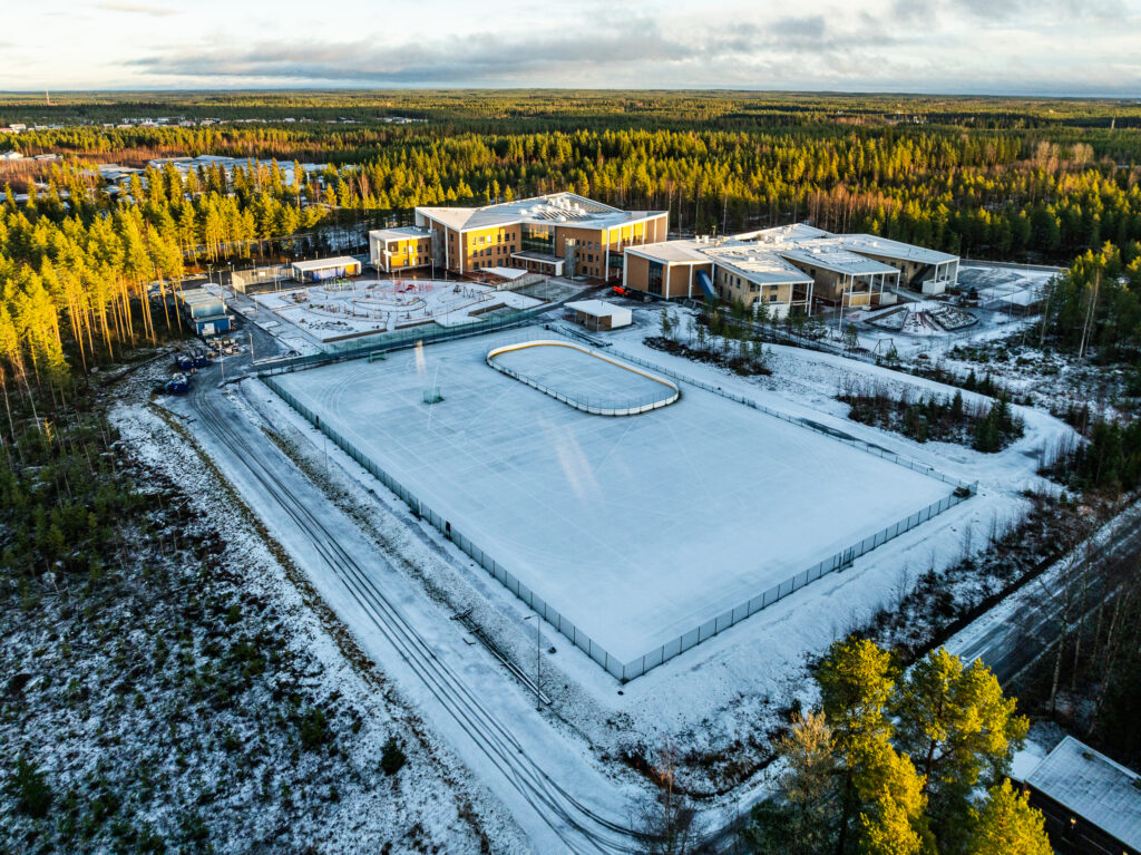 Ilmakuva Kärjen koulusta ja päiväkoti Tähdestä. Etualalla näkyy urheilukenttä. 