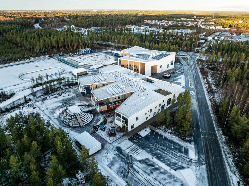 Ilmakuva päiväkoti Tähdestä, taustalla näkyy Kärjen koulu